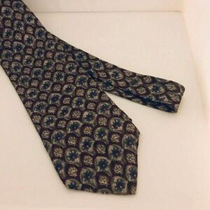 #1705 VTG CLAIBORNE MAROON SILK NECKTIE 55X4